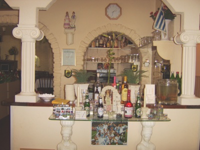 de bar, met onze uitgebreide keus aan Griekse wijnen en drank