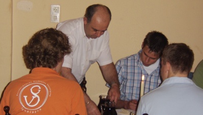 Lazoulis, de gastheer, in gesprek